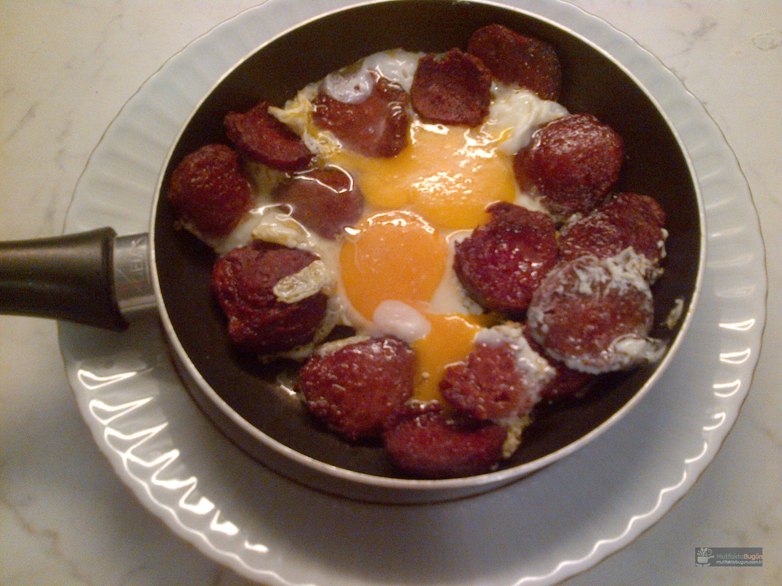 Kahvaltının Vazgeçilmezi Sucuklu Yumurta Tarifi